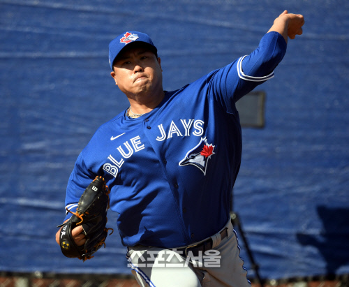 토론토 블루제이스 류현진이 지난 2월 미국 플로리다 더니든 바비 매틱 트레이닝 센터에서 열린 스프링캠프에 참가해 수비 훈련을 하고 있다. 더니든(미 플로리다주) 최승섭기자 | thunder@sportsseoul.com