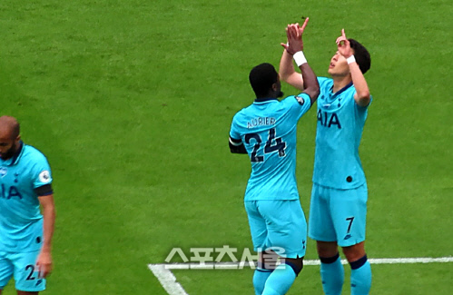 뉴캐슬전 득점 직후 동생을 잃은 세르주 오리에를 위해 추모 세리머니하는 손흥민. 뉴캐슬 | 공동취재단