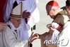 [사진] 교황 상징 '어부의 반지'와 양털 팔리움