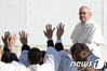 [사진] 교황 '손 머리 위로…좌로 우로 흔들어'