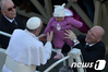 [사진] 교황 '무서워'…울어버린 아기