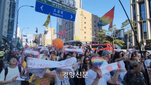 제25회 서울퀴어문화축제가 열린 1일 서울 중구 을지로 일대에서 참가자들이 깃발 등을 흔들며 행진하고 있다. 오동욱 기자