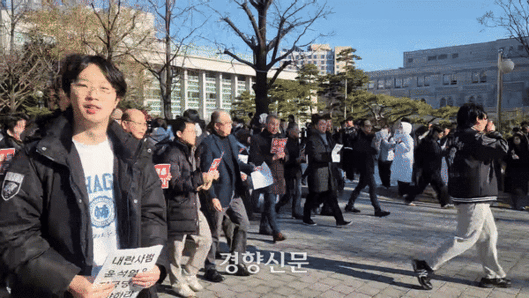 고려대 교수진과 학생들이 4일 오후 서울 성북구 고려대학교 안암캠퍼스 교정에서 윤석열 대통령 퇴진을 외치며 행진하고 있다. 배시은 기자
