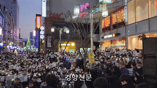 윤석열 대통령에 대한 탄핵 표결이 진행된 지난 7일 오후 대구 중구 동성로 일대에서 열린 ‘윤석열 퇴진 대구시국회의’ 참석자들이 구호를 외치고 있다. 김현수 기자