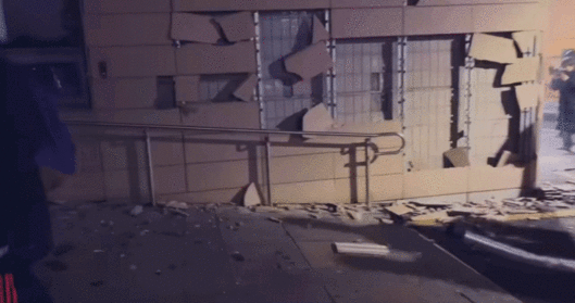 19일 새벽 윤석열 대통령 지지자들이 서부지법에 난입해 외벽을 부수고 있다. 온라인 커뮤니티 갈무리