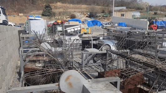 홍성글로벌바비큐페스티벌 등 축제에 사용된 조리기구 등이 벌판에 방치돼 있다. 강정의 기자