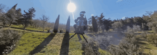 폴란드 기업 볼로넛이 개발한 개인 이동 수단인 ‘에어바이크’가 하늘을 날고 있다. 볼로넛 제공