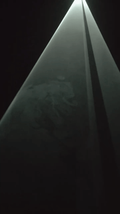 인소니 맥콜의 ‘솔리드 라이트’ 연작. 빛줄기 아래 움직이는 연기가 보인다. 윤승민 기자