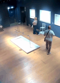 이탈리아 베로나에 있는 팔라초 마페이 박물관이 전시실 내부에서 관람객이 작품을 파손하는 장면이 담긴 영상을 공개했다. 팔라초 마페이 박물관 SNS 갈무리