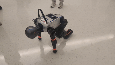 지난 3월 27일 베이징 중관춘 포럼에서 선보인 부스터로보틱스의 축구로봇이 팔굽혀펴기를 선보이고 있다.  이 모델의 로봇이 경기에 출전했다.  베이징 | 박은하 특파원