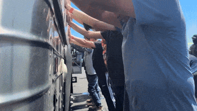 이민세관단속국(ICE)이 6일 공개한 미국 조지아주 현대차그룹-LG에너지솔루션 합작 배터리 공장 건설현장 불법체류 단속 영상. 이민세관단속국 홈페이지 갈무리