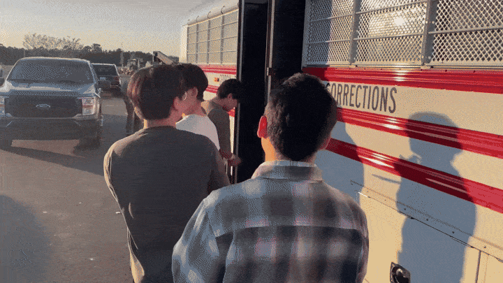 미국 이민관세단속국(ICE) 홈페이지 뉴스룸에는 지난 4일(현지시간) 미국 조지아주에서 시행된 불법체류자 단속에 대한 설명과 정지 영상 4컷, 그리고 동영상이 실려 있다. ICE 제공