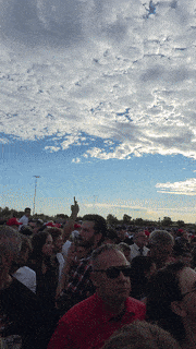 21일(현지시간) 이른 아침부터 찰리 커크 추모식이 열린 행사장 앞에서 줄을 선 지지자들.