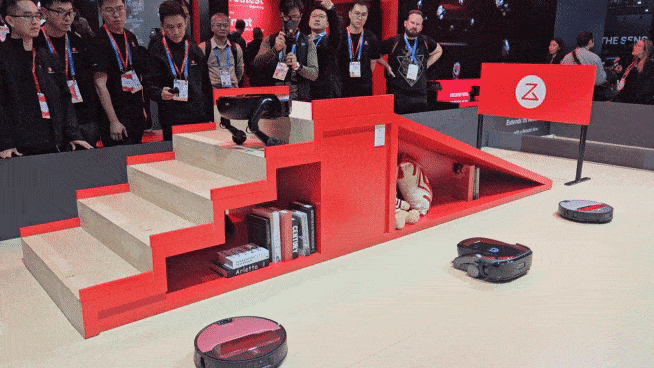 중국의 로봇 청소기 브랜드 ‘로보락’이 6일(현지시간) 미국 라스베이거스 베네시안 엑스포 전시관에서 세계 최초로 다리가 달린 로봇청소기를 공개했다. 이 청소기는 계단을 하나씩 오르면서 청소를 하는 데 성공했다. 최민지 기자