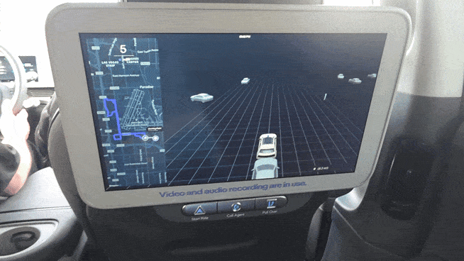 8일(현지시간) 현대자동차그룹과 앱티브의 자율주행 합작회사 모셔널의 로보택시가 미국 라스베이거스 스트립 남단의 한 교차로에서 정차하면서 뒤차가 가깝게 오자 충돌한 것처럼 보인다. 오동욱 기자