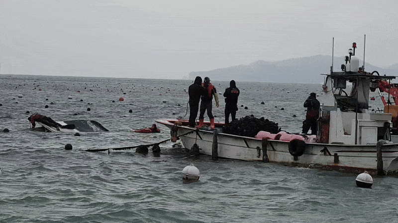 태안해경이 전복선박에 위치부이를 설치하고 있다. 태안해경 제공