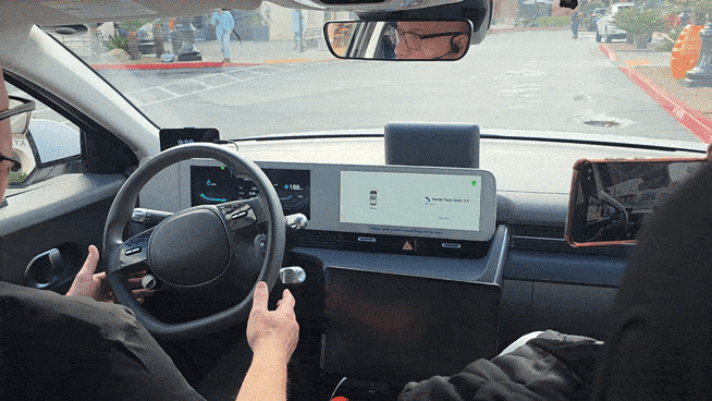 8일(현지시간) 현대자동차그룹과 앱티브의 자율주행 합작회사 모셔널의 로보택시가 미국 라스베이거스 타운스퀘어를 주행하던 중 주행방향에서 나온 보행자를 마주치자 차를 멈추고 있다. 오동욱 기자