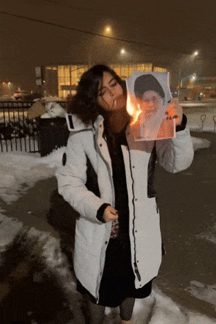 ‘모티시아 아담스’라는 예명을 쓰는 이란 난민 여성이 이란 최고지도자 아야톨라 알리 하메네이의 사진에 불을 붙인 뒤 담배에 옮겨 붙이고 있다. 모티시아 아담스 엑스 계정