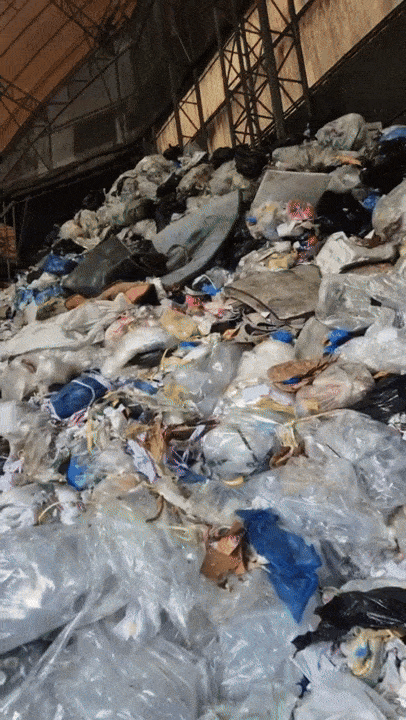 생활폐기물 수집·운반업 허가 없이 경기도 남양주시의 폐기물을 들여온 천안의 한 폐기물처리업체에 쌓여있는 폐기물. 충남도 제공