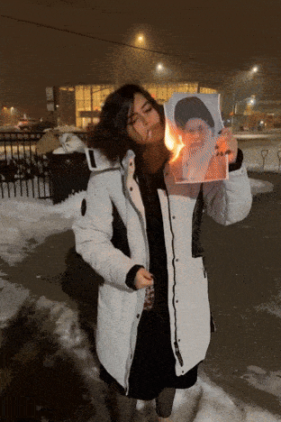 ‘모티시아 아담스’라는 예명을 쓰는 이란 난민 여성이 이란 최고지도자 아야톨라 알리 하메네이의 사진에 불을 붙인 뒤 담배에 옮겨 붙이고 있다. 모티시아 아담스 엑스 계정