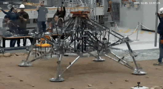 유럽우주국(ESA) 화성 무인 탐사차량 ‘로잘린드 프랭클린’을 적재하고 화성에 내릴 장비와 똑같은 모양의 착륙 장치가 낙하 실험을 하고 있다. ESA 제공