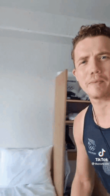 - 도쿄올림픽에 참가한 뉴질랜드 대표팀이 선수촌 침대에 앉자 곧바로 찌그러지는 침대 틀.