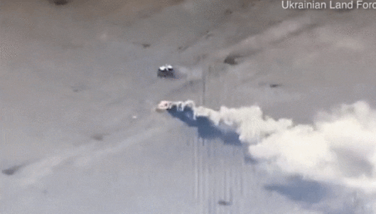 하늘에서 본 대전차 공격으로 파괴되는 러시아 탱크