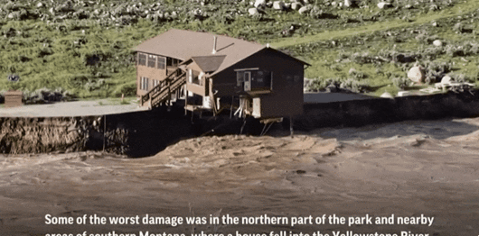 13일 옐로스톤 국립공원과 맞닿아있는 몬태나주의 한 주택이 홍수에 통째로 떠밀려 가고있다