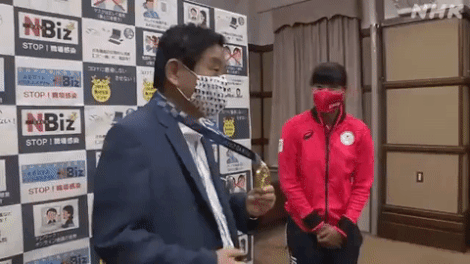 日나고야 시장, 금메달 멋대로 깨물어 물의 - 가와무라 다카시 나고야 시장이 2021년 8월 4일 나고야 시청에서 올림픽 금메달리스트인 이 지역 출신 소프트볼 투수 고토 미우를 축하해 주기 위한 행사 자리에서 선수의 금메달을 멋대로 깨물어 논란이 됐다. NHK 트위터 캡처