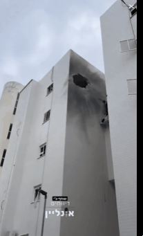 이스라엘 수도 텔아비브의 한 도로를 걷던 남성 두 명이 간발의 차로 하마스의 미사일 파편을 피하는 모습. 엑스(옛 트위터)