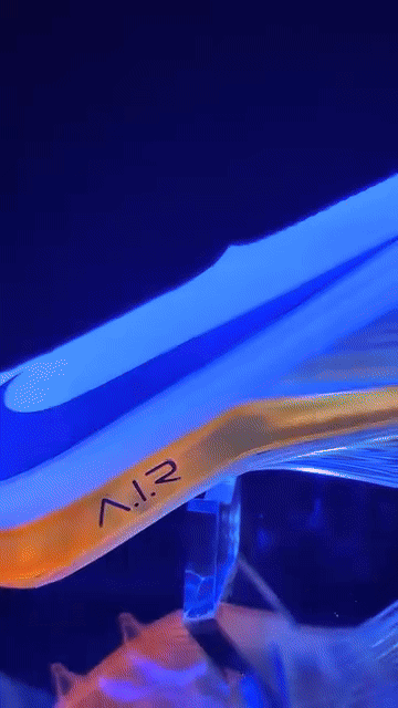 나이키 전시회에서 공개된 AI가 만든 축구화 - 지난 11일 파리 브롱냐르 궁에서 진행한 올림픽 테마의 ‘나이키 온 에어’ 쇼케이스에서 공개된 AI가 만든 킬리안 음바페를 위한 축구화의 모습. / 출처=디자인붐 페이스북