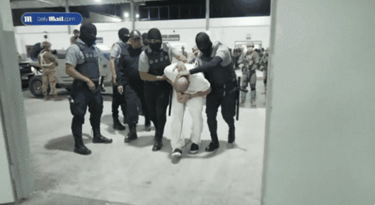 엘살바도르 경찰이 최근 미국에서 추방된 뒤 엘살바도르로 호송된 베네수엘라 갱단원들을 교도소로 이송하기 위해 통제하고 있다. 나입 부켈레 엘살바도르 대통령 제공