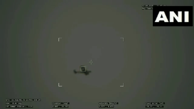 인도 레이저 무기인 사하스트라 샤크티(왼쪽)가 레이저빔으로 고정익 드론을 격추시키고 있다. 출처=ANI 엑스