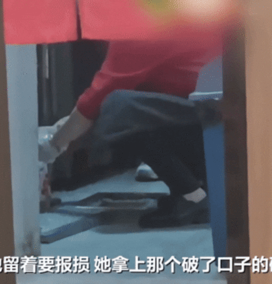 16일(현지시간) 중국 신경보는 최근 산시성 시내의 한 식당에서 밥그릇으로 하수구를 청소하는 직원 모습이 담긴 영상이 공개됐다고 보도했다. 사진은 관련 영상 일부. 2025.4.16 신경보 캡처