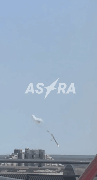 드론 수천 대가 만들어지는 러시아 알라부가의 드론 공장 상공에서 우크라이나군의 드론이 격추되는 모습. 러시아 매체 아스트라 영상 제공