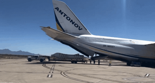 지난주 미국 애리조나주 투싼국제공항에서 우크라이나 국적의 대형 수송기에 실리는 F-16 전투기의 모습. 엑스(@Keystone Intel) 캡처