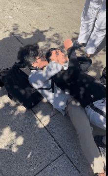 중국인으로 추정되는 남성 관광객이 스페인 바르셀로나에서 소매치기를 붙잡는 영상이 화제가 됐다. 엑스 영상 캡처