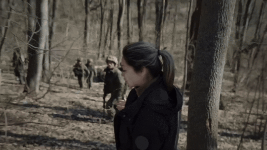 30일(현지시간) 고려인 3세 방송인이자 정치인인 마리나 김(42)은 “전 세계 독점”이라며 쿠르스크에서 직접 만난 북한군 동영상을 공개했다. 영상에는 러시아군과 드론 대응, 전자전 상황 적응 등 현대전 전술 훈련 중인 북한군 모습이 담겼다. 2025.4.30 마리나 김