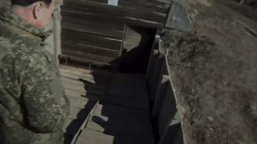 30일(현지시간) 고려인 3세 방송인이자 정치인인 마리나 김(42)은 “전 세계 독점”이라며 쿠르스크에서 직접 만난 북한군 동영상을 공개했다. 영상에는 러시아군과 드론 대응, 전자전 상황 적응 등 현대전 전술 훈련 중인 북한군 모습이 담겼다. 2025.4.30 마리나 김