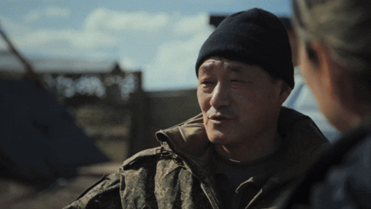 30일(현지시간) 고려인 3세 방송인이자 정치인인 마리나 김(42)은 “전 세계 독점”이라며 쿠르스크에서 직접 만난 북한군 동영상을 공개했다. 영상에는 러시아군과 드론 대응, 전자전 상황 적응 등 현대전 전술 훈련 중인 북한군과 참호 및 급식실 생활상이 담겼다. 2025.4.30 마리나 김