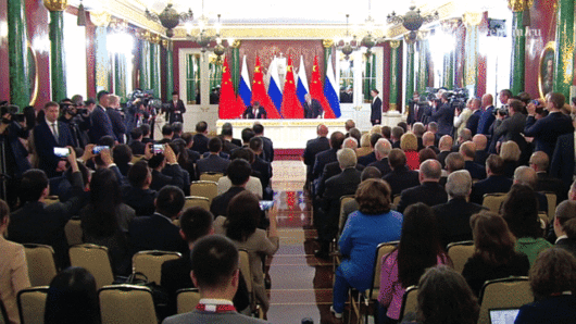 블라디미르 푸틴 러시아 대통령과 시진핑 중국 국가주석이 8일(현지시간) 정상회담 후 새로운 시대의 포괄적 동반자 관계와 전략적 상호작용 관계를 더욱 심화하는 내용의 공동성명에 서명하고 악수하고 있다. 2025.5.8 크렘린