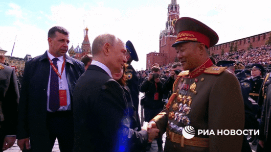 9일(현지시간) 러시아의 심장인 붉은광장에서 제2차 세계대전 승리(전승절) 80주년을 기념하는 대규모 열병식이 열린 가운데, 블라디미르 푸틴 대통령이 행사에 참석한 북한군 대표단 중 김영복 조선인민군 총참모부 부총참모장(상장)과 포옹하고 있다. 2025.5.9 리아노보스티 방송 화면