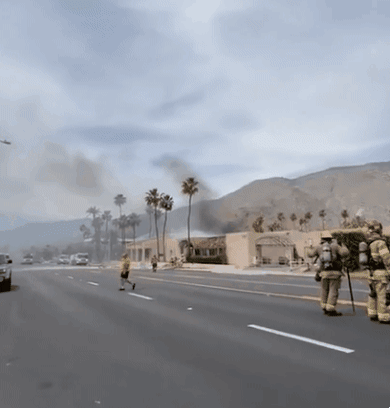 현지시간으로 17일 오전 11시쯤 미국 캘리포니아 팜스프링의 한 난임 클리닉을 노린 차량 폭발 테러가 발생했다. 이 사건으로 25세 남성 용의자 한 명이 사망했다. 뉴욕포스트 영상 제공