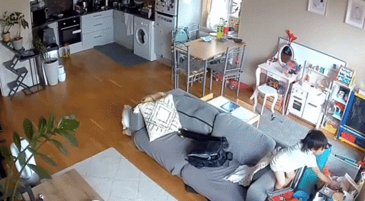 쓰러진 아빠를 확인하고 거실에 나와 약을 찾은 후 달려가는 딸. 틱톡 캡처