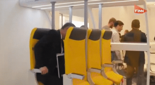 2018년 4월 독일 함부르크에서 개최된 ‘2018 항공기 인테리어 엑스포’에서 관람객이 이탈리아 항공좌석 제조업체 아비오인테리어스(Aviointeriors)가 공개한 비행기용 직립식 좌석 스카이라이더2.0에 앉아 보고 있다. FINN 화면