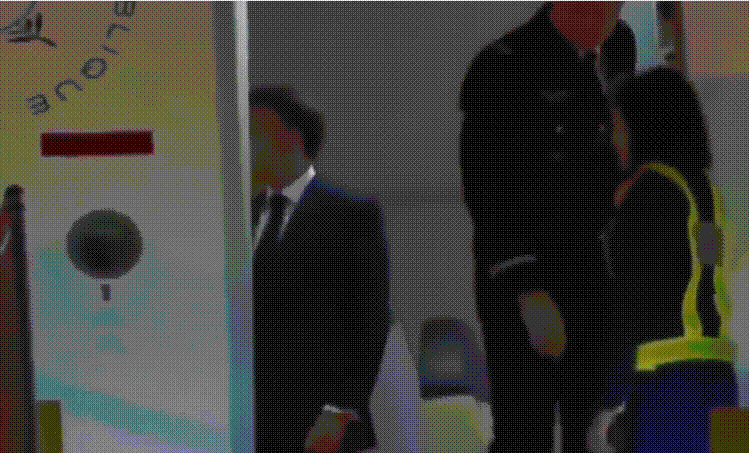 지난 25일 에마뉘엘 마크롱 프랑스 대통령이 전용기 편으로 베트남 하노이에 도착했을 때 누군가에게 얼굴 쪽을 맞는 장면이 포착됐다. 마크롱 대통령을 밀친 사람은 그의 배우자인 브리지트 여사였다. AP 연합뉴스