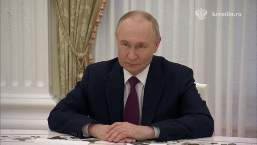 29일(현지시간) 아베 신조 전 일본 총리의 부인 아키에 여사가 크렘린궁에서 블라디미르 푸틴 러시아 대통령과 만나 눈물을 흘리고 있다. 2025.5.29 크렘린궁