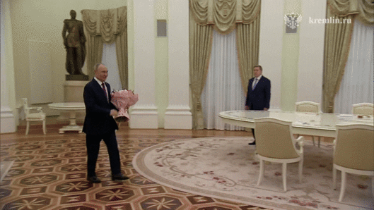 29일(현지시간) 블라디미르 푸틴 러시아 대통령이 크렘린궁에서 아베 신조 전 일본 총리의 부인 아키에 여사와 만나 꽃다발을 건네고 있다. 2025.5.29 크렘린궁