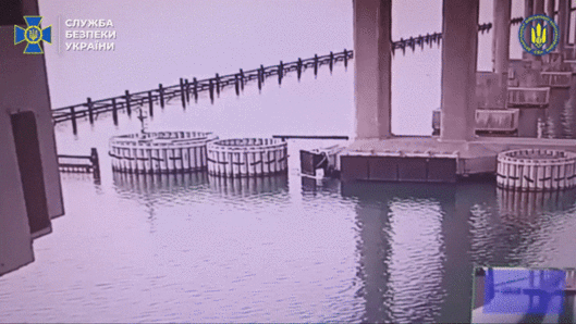 우크라이나 보안국(SBU)이 공개한 크림대교 수중 교각 폭파 당시 모습. 우크라이나 보안국 제공