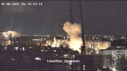 5일(현지시간) 우크라이나 제2도시 하르키우에서 러시아의 공격으로 불기둥이 치솟고 있다. 2025.6.5 텔레그램